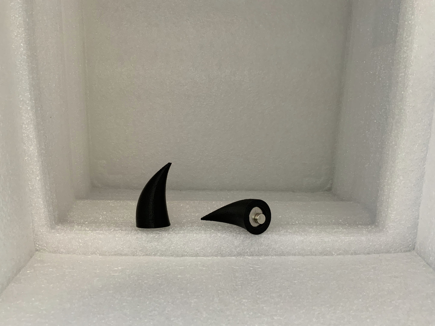 Magnetic hat horns